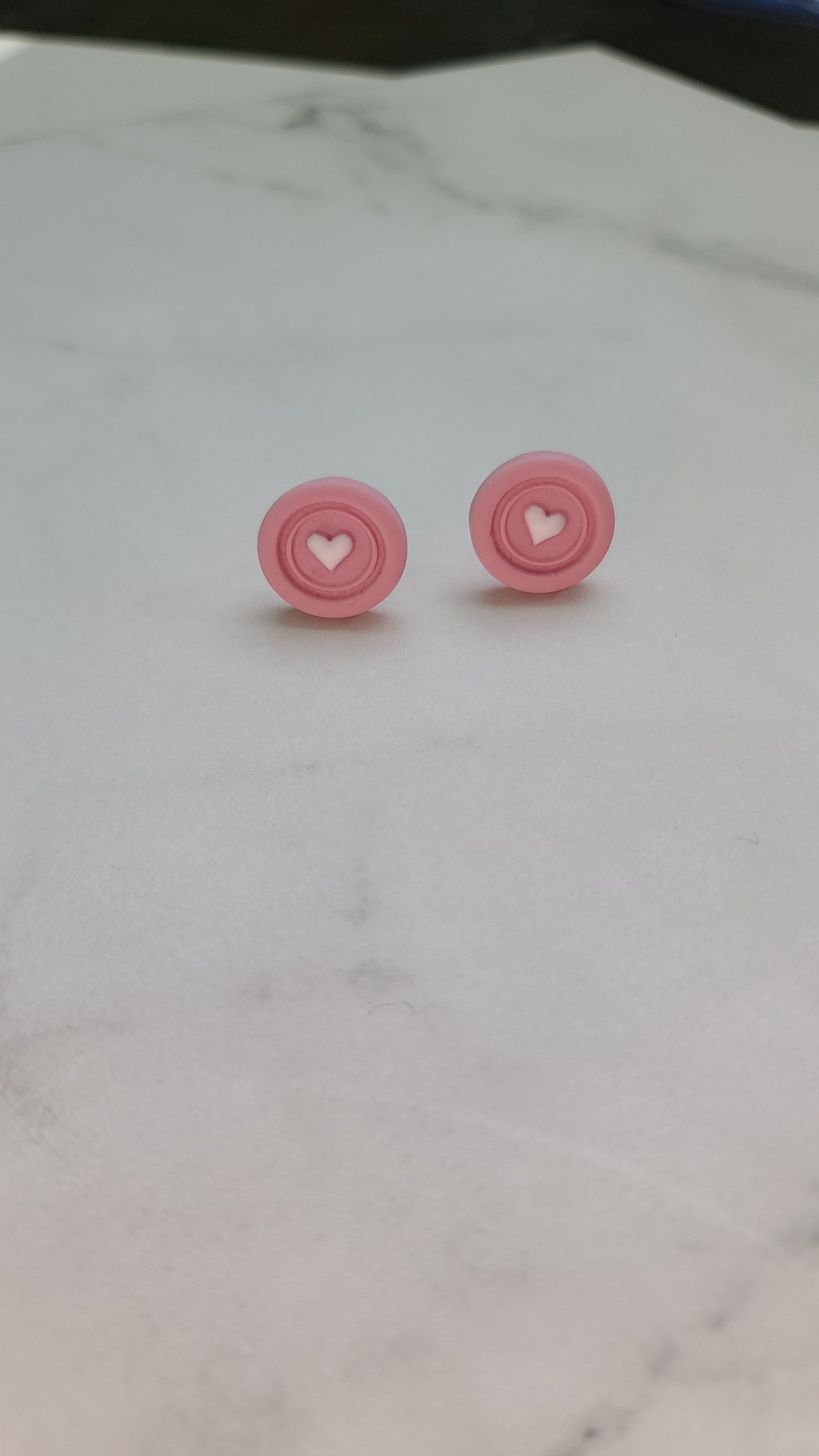 Heart stamp studs earrings