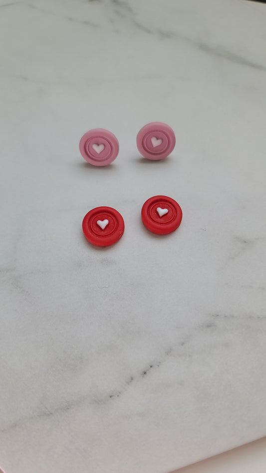 Heart stamp studs earrings