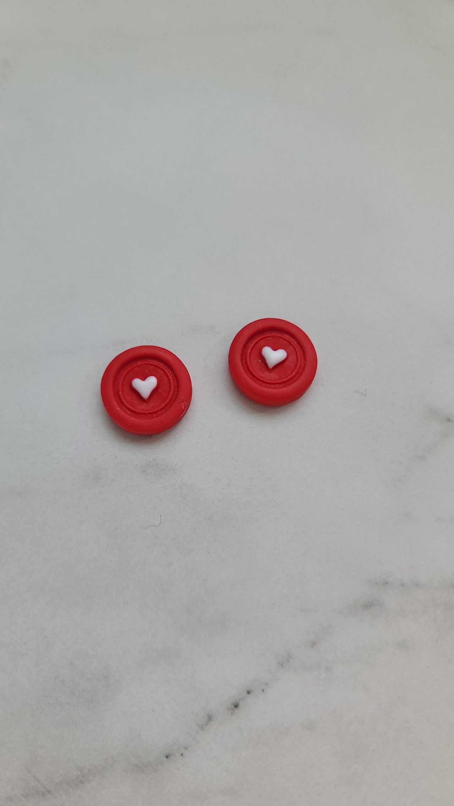 Heart stamp studs earrings
